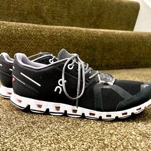 On Cloud Women’s Running Shoes 8.5